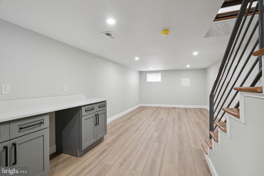 2421 OAKFORD STREET