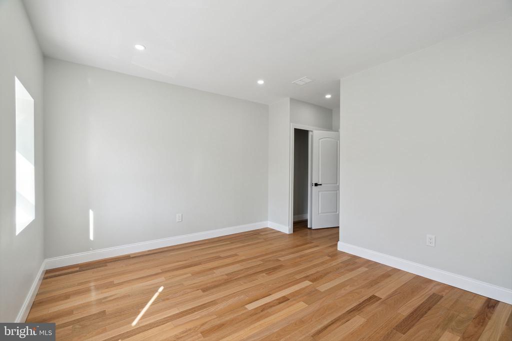 2421 OAKFORD STREET