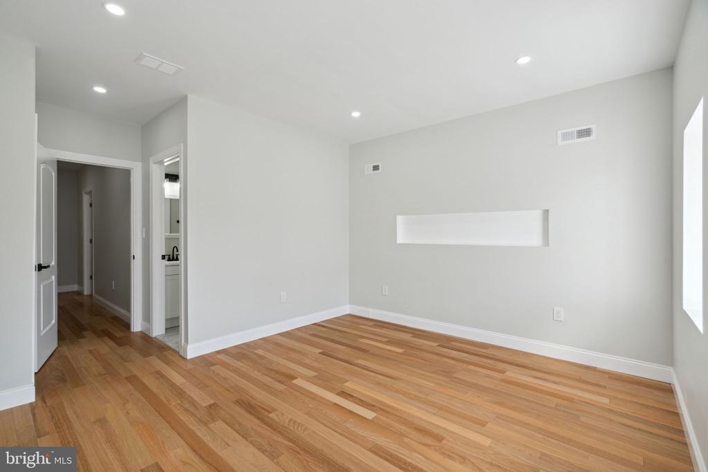 2421 OAKFORD STREET