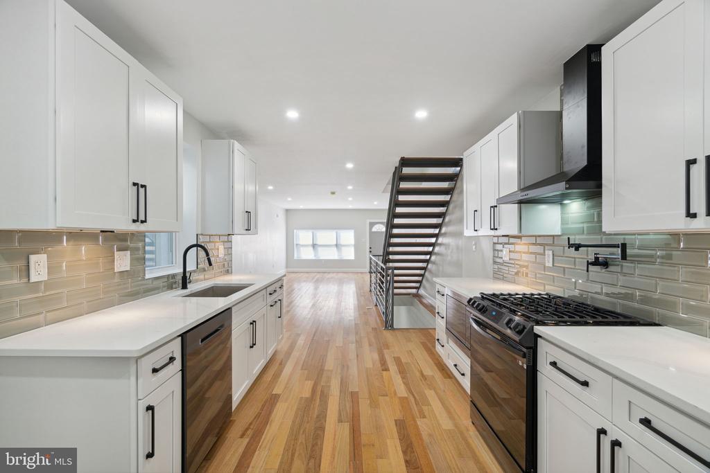 2421 OAKFORD STREET