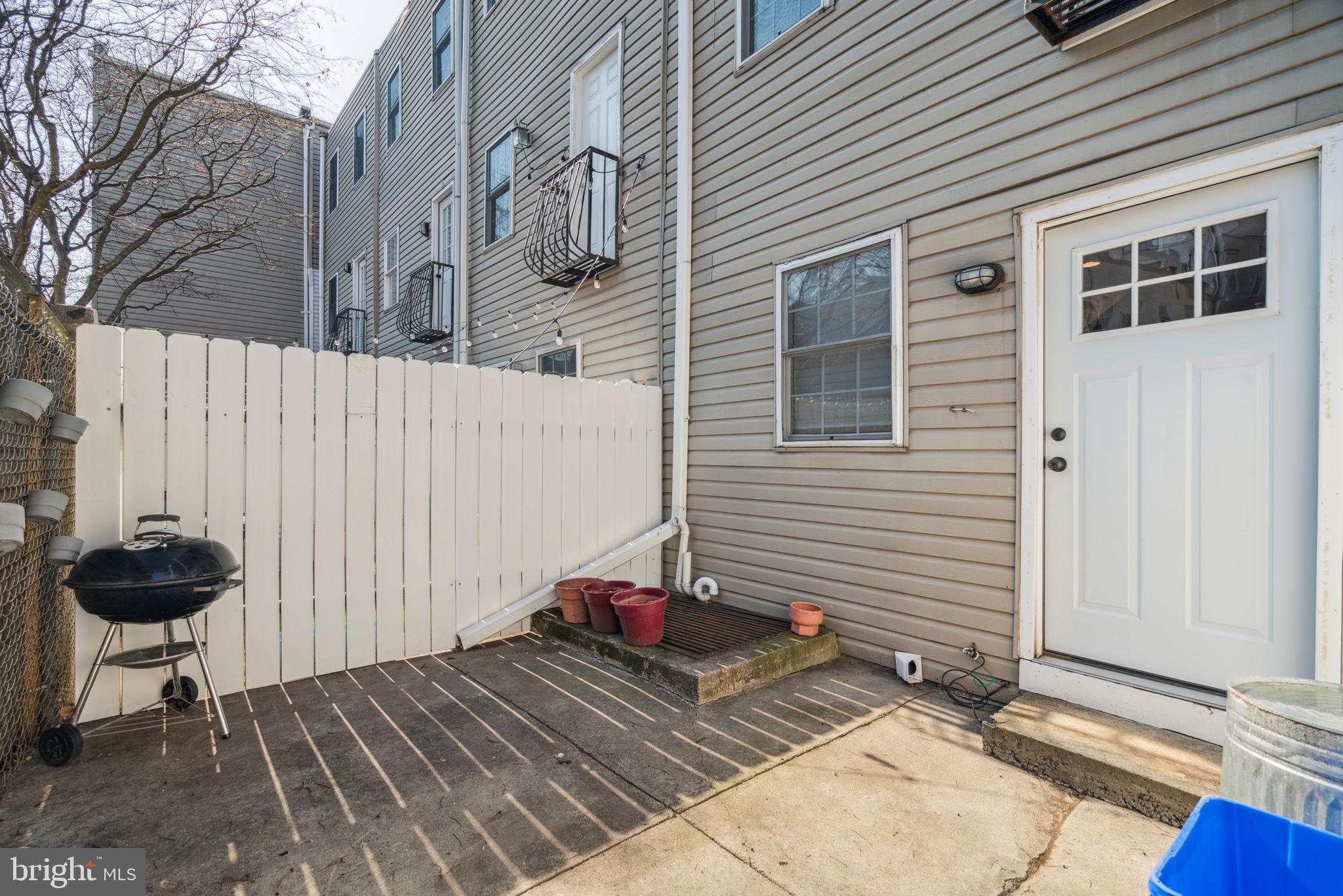 1553 E HEWSON STREET