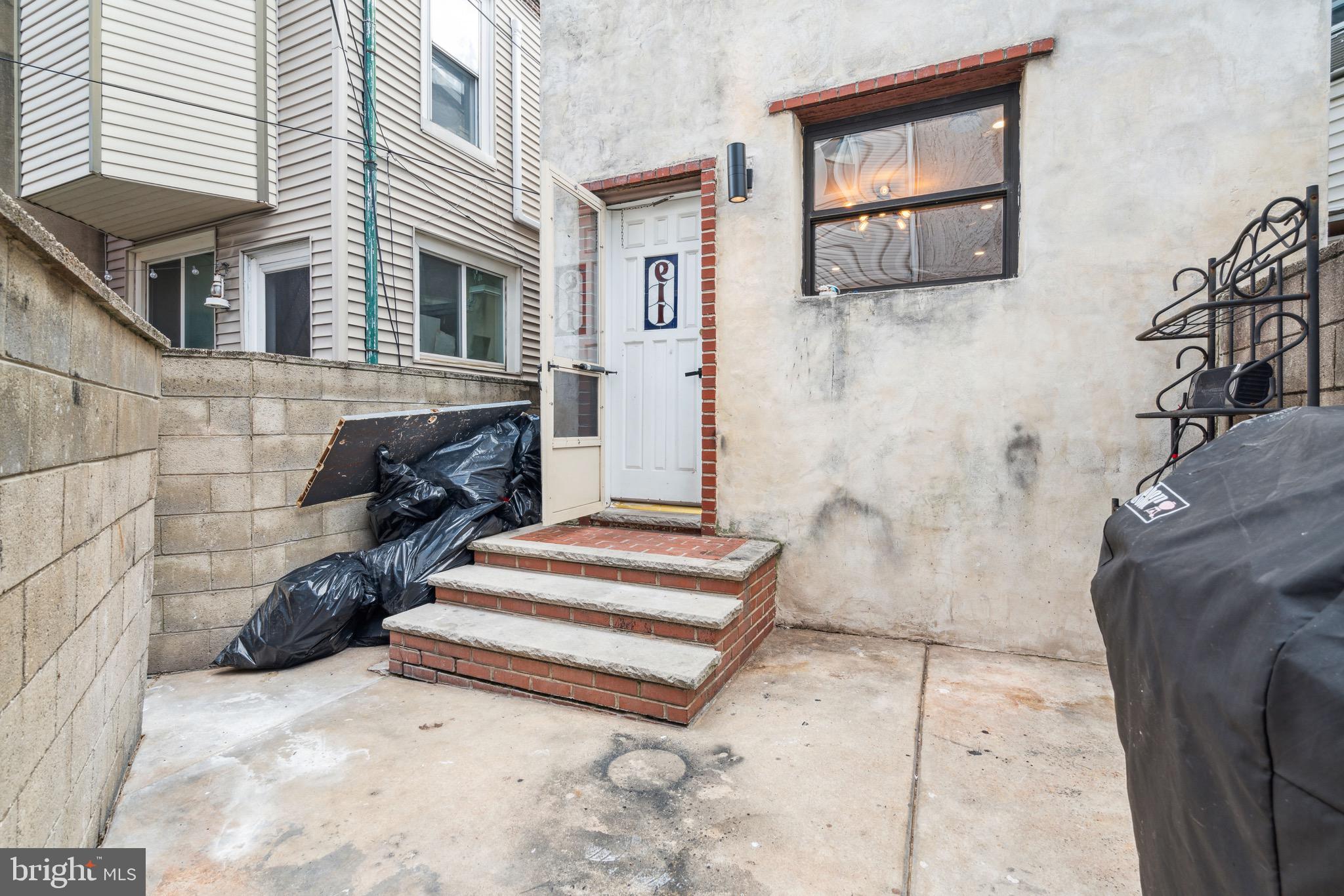 1131 DICKINSON STREET