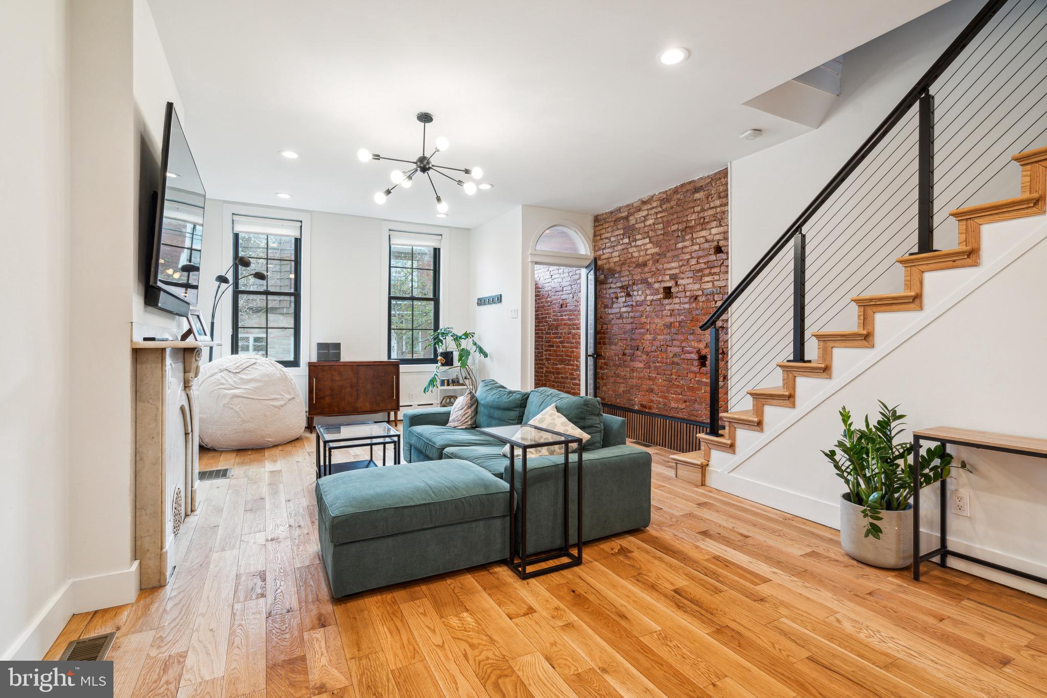 1131 DICKINSON STREET