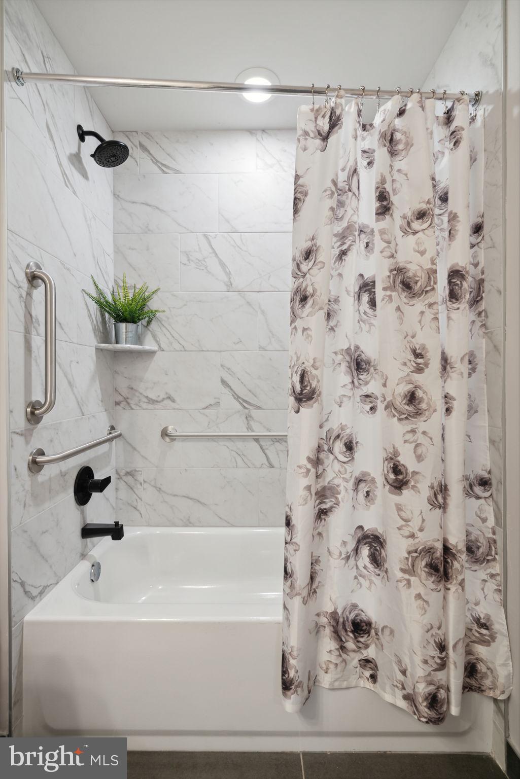 101 W OXFORD STREET 207