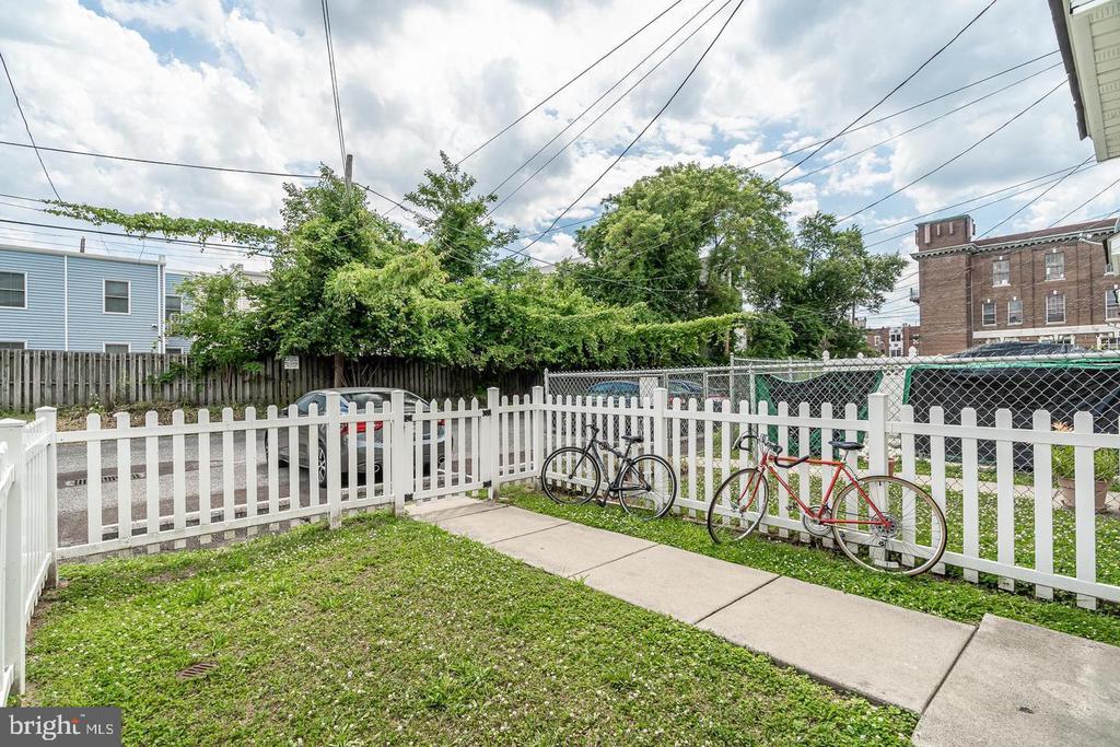 1606 W DIAMOND STREET