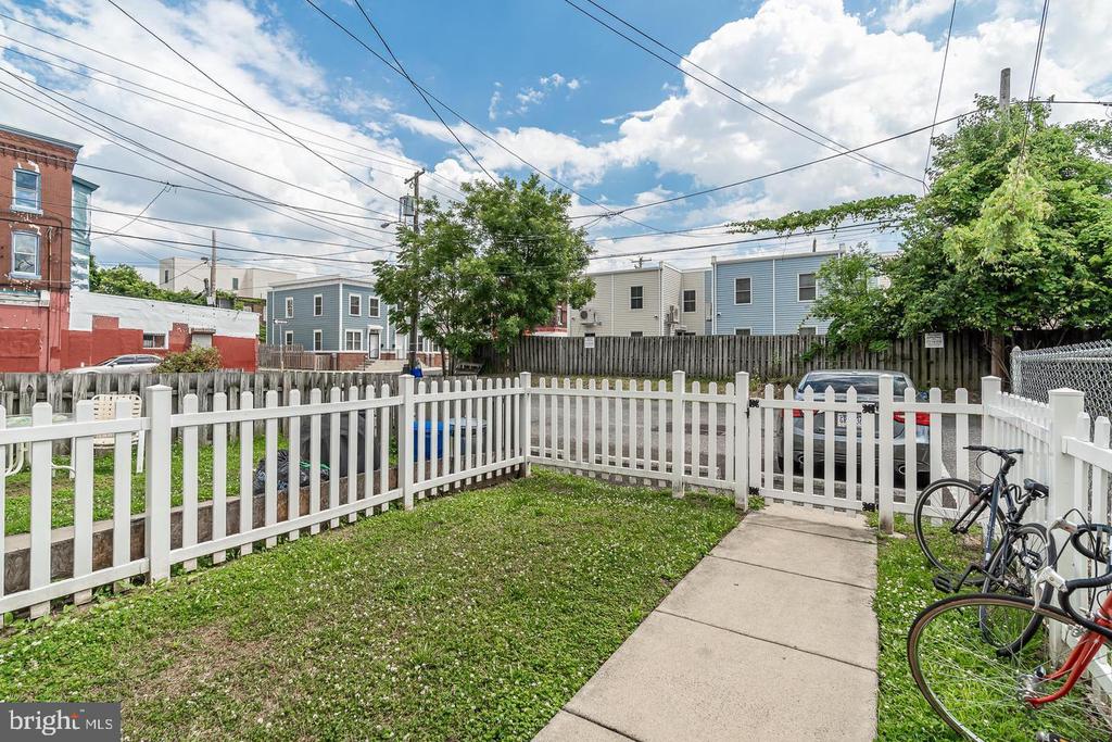 1606 W DIAMOND STREET