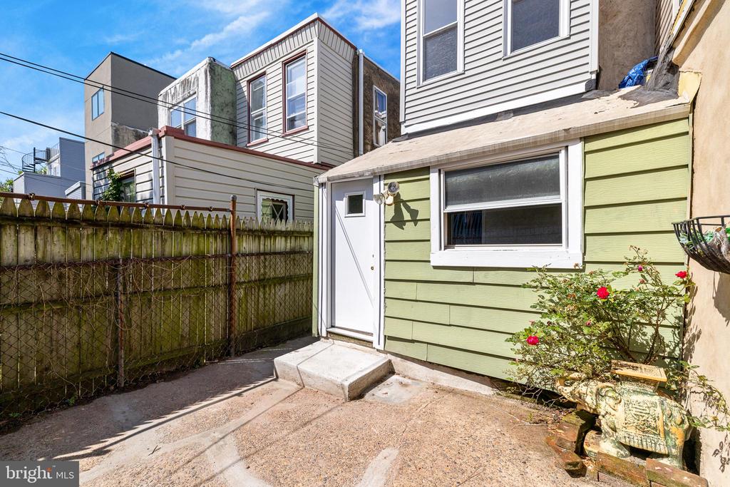 1319 E PALMER STREET