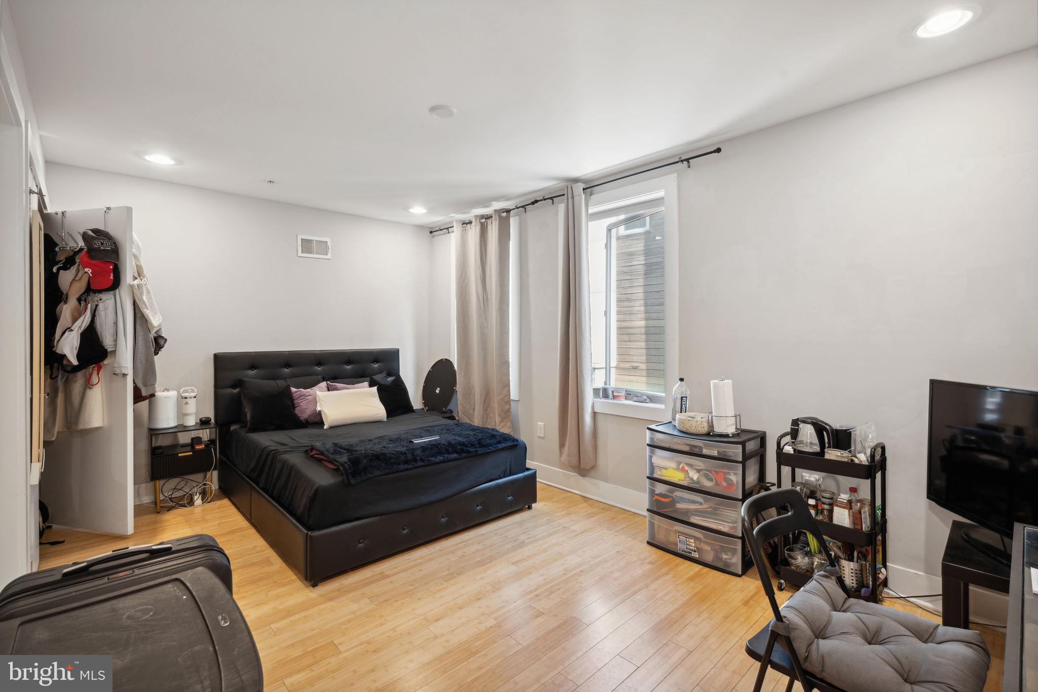 1128 N FRONT STREET B26