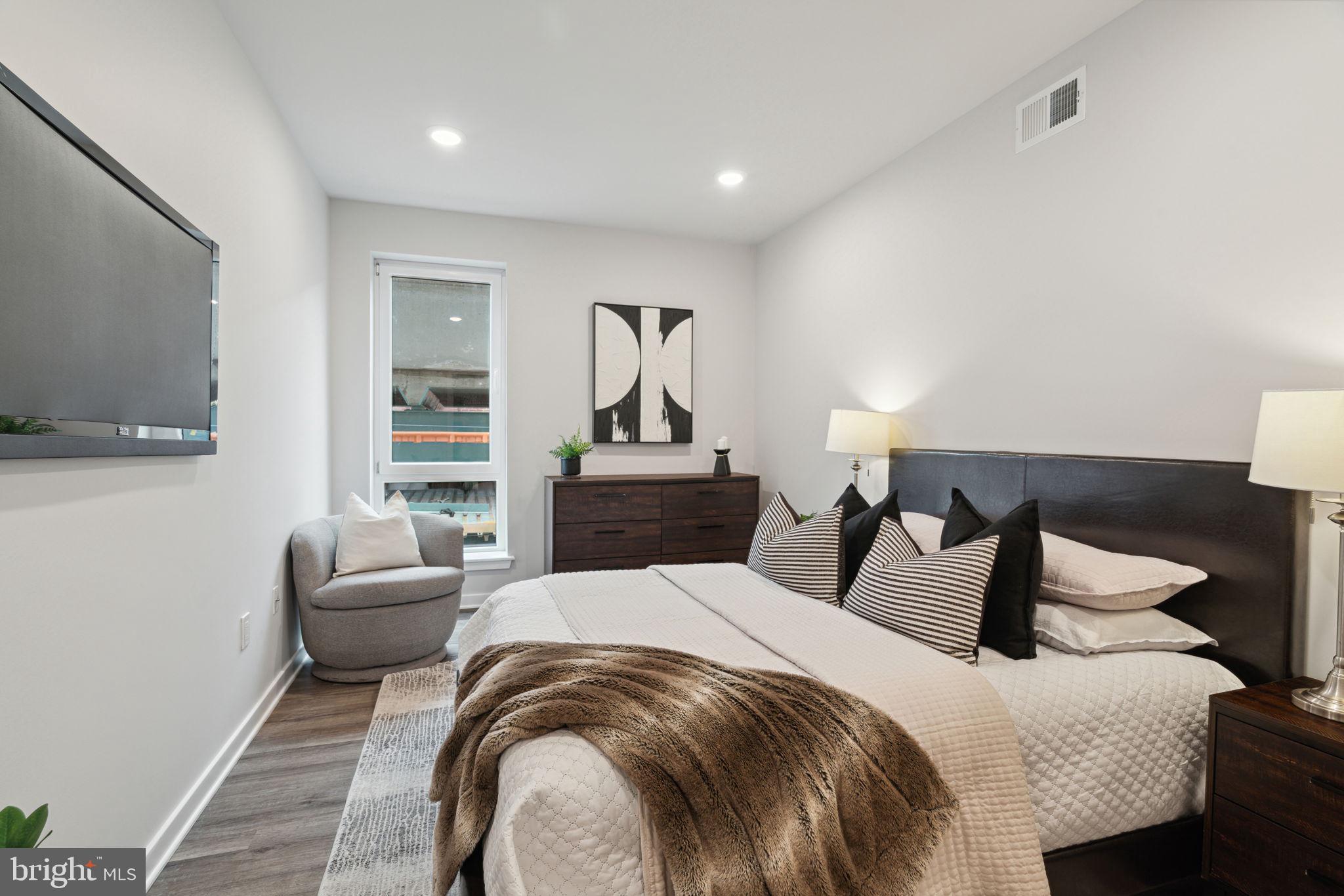 101 W OXFORD STREET 402