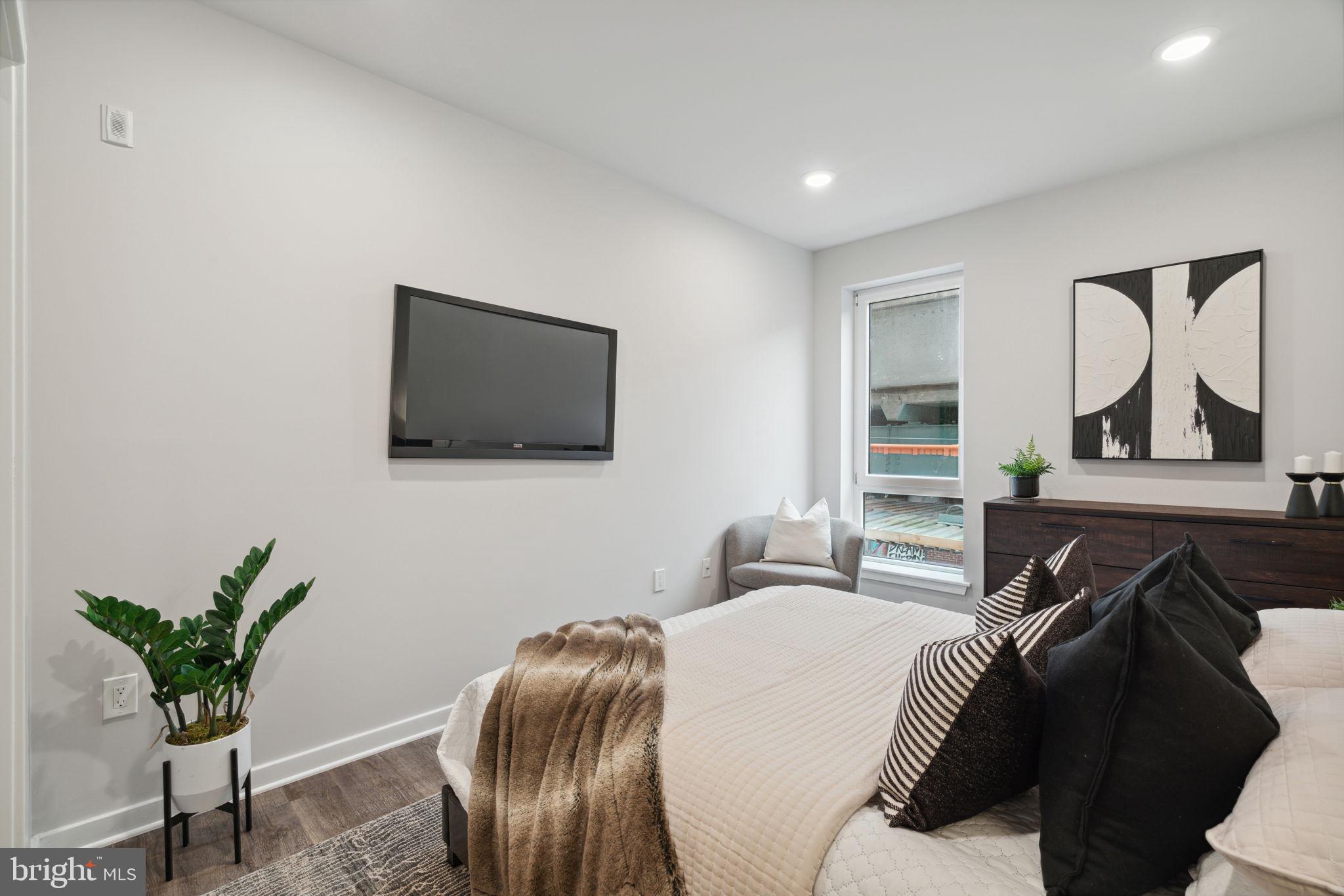 101 W OXFORD STREET 402