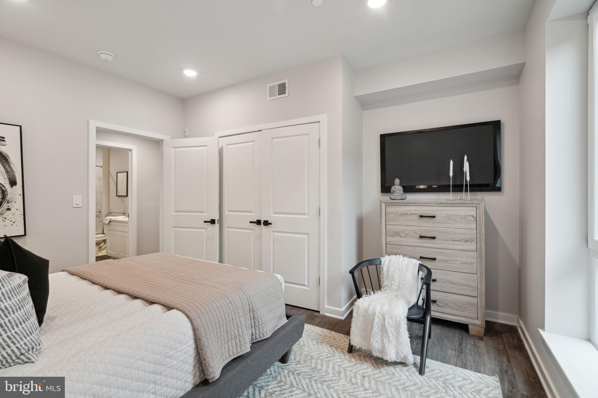 101 W OXFORD STREET 402