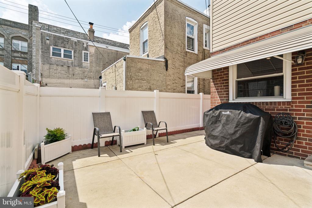 3253 E THOMPSON STREET