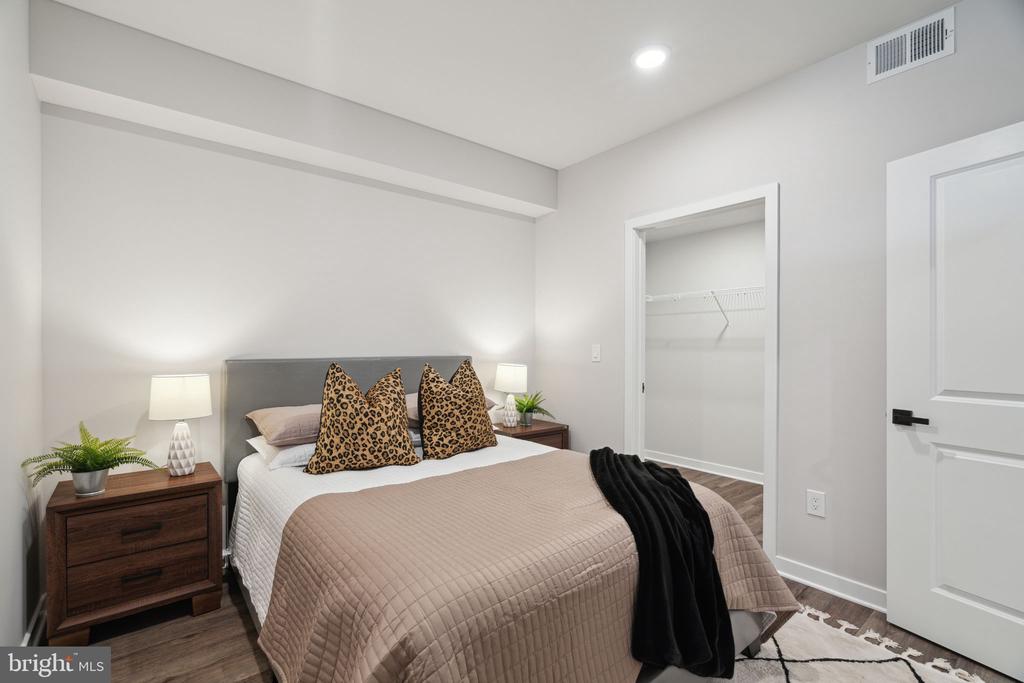 101 W OXFORD STREET 211