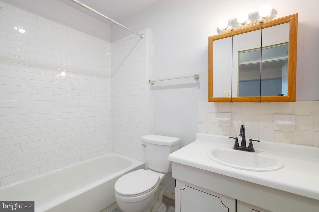 49304 DELAIRE LANDING ROAD 304