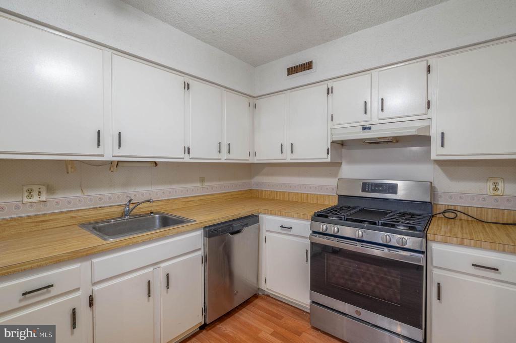 49304 DELAIRE LANDING ROAD 304