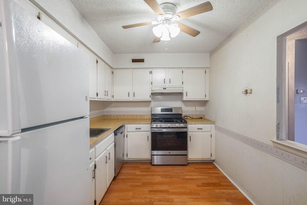 49304 DELAIRE LANDING ROAD 304