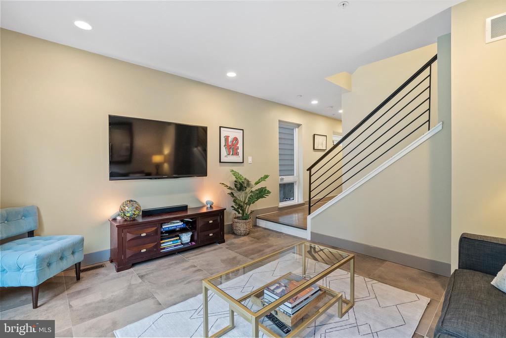 1119 E OXFORD STREET