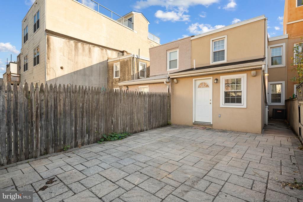 2239 CARPENTER STREET