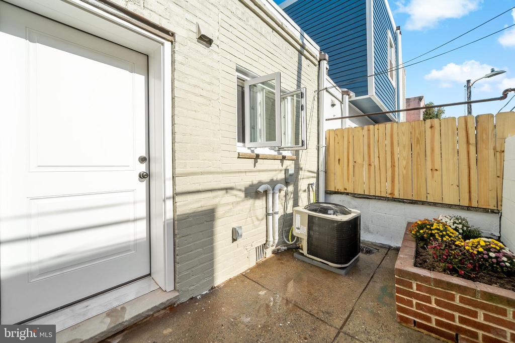 1042 EMILY STREET