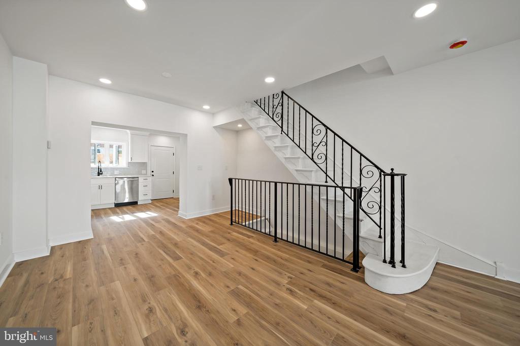 1042 EMILY STREET