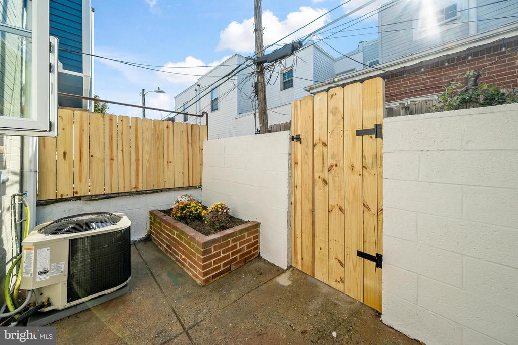 1042 EMILY STREET