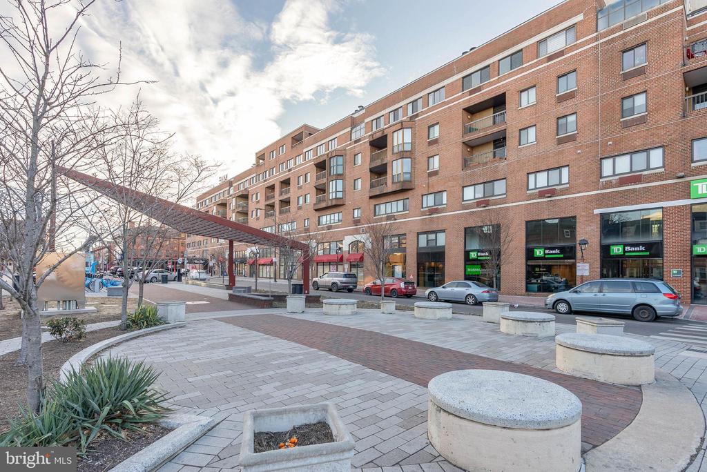 200 LOMBARD STREET 10 734
