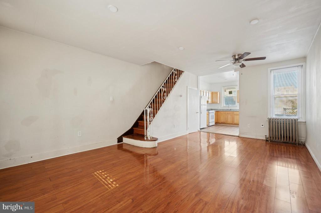 1043 W RUSSELL STREET