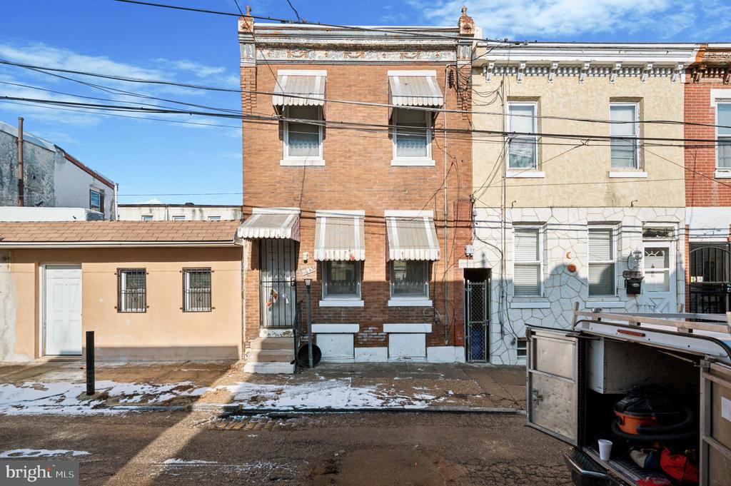 1043 W RUSSELL STREET