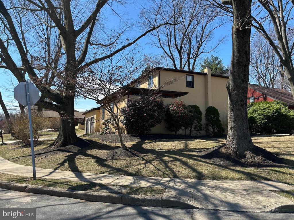 916 CLYDE LANE