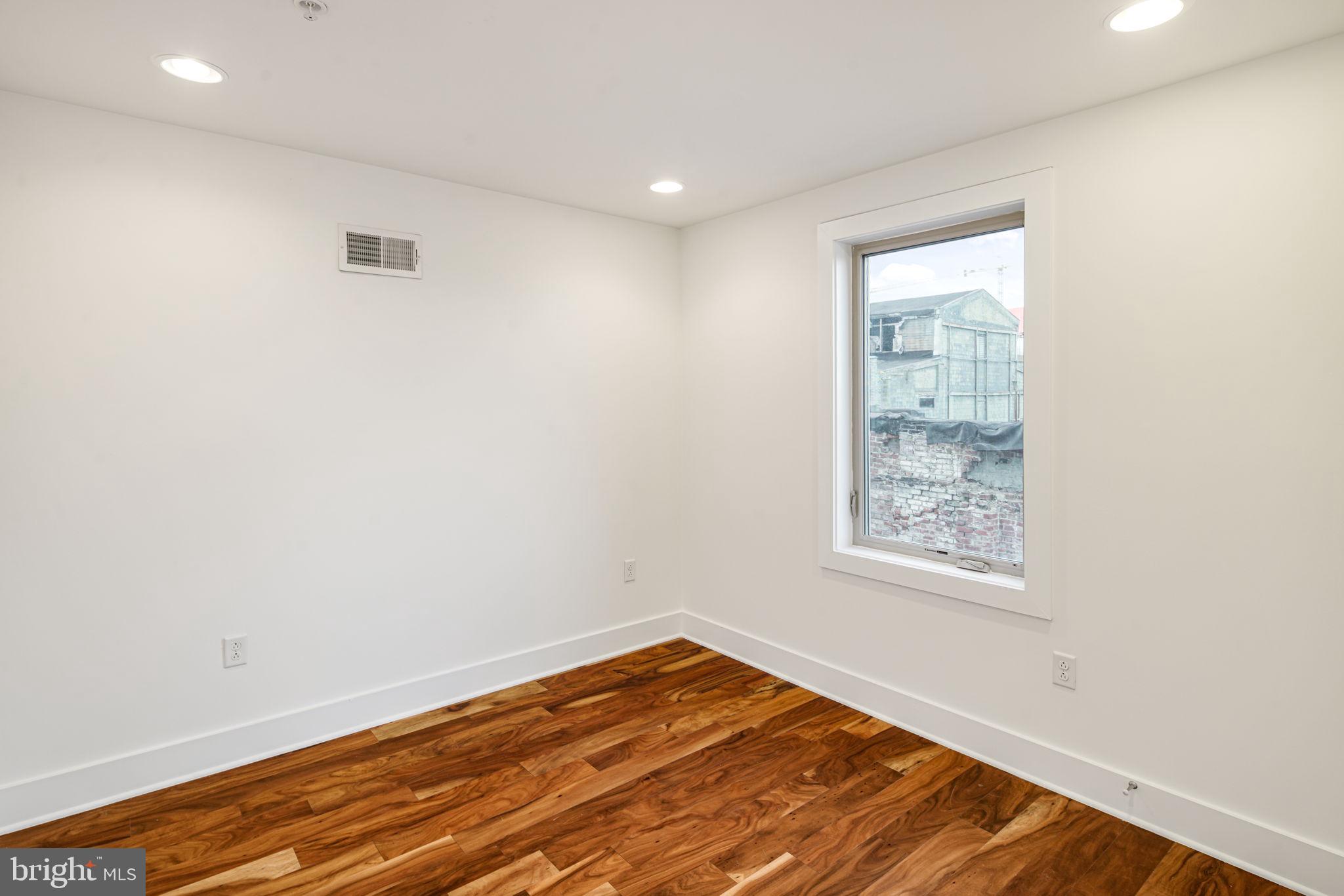 933 N FRONT STREET 37 3