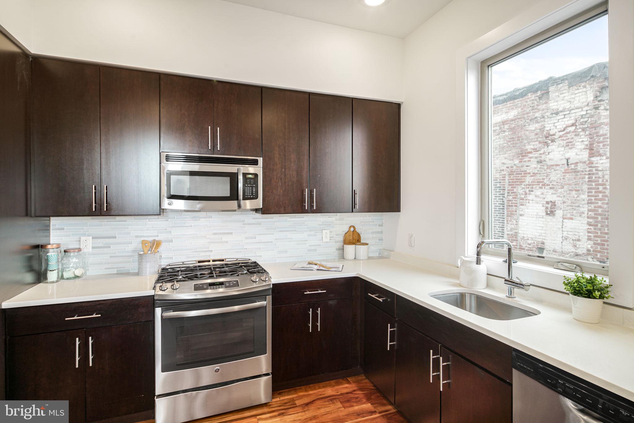 933 N FRONT STREET 37 3