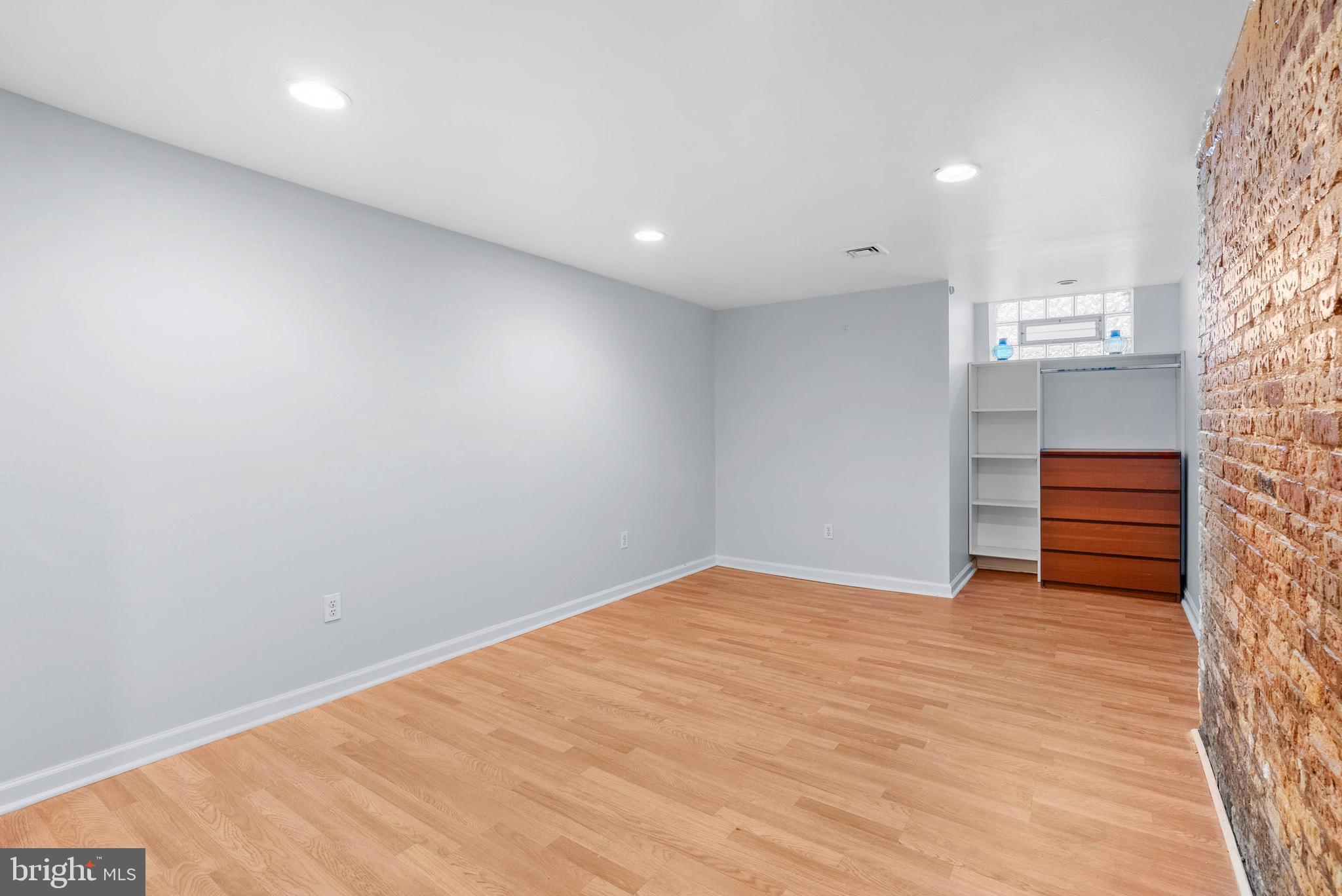 1712 W GIRARD AVENUE