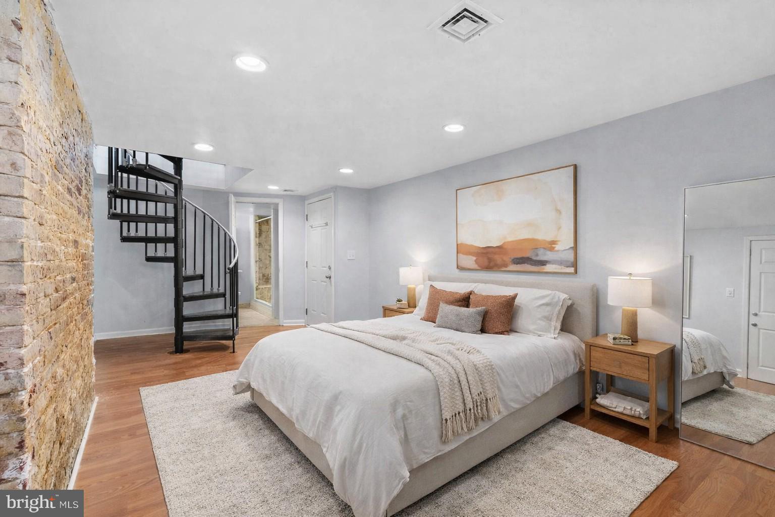 1712 W GIRARD AVENUE