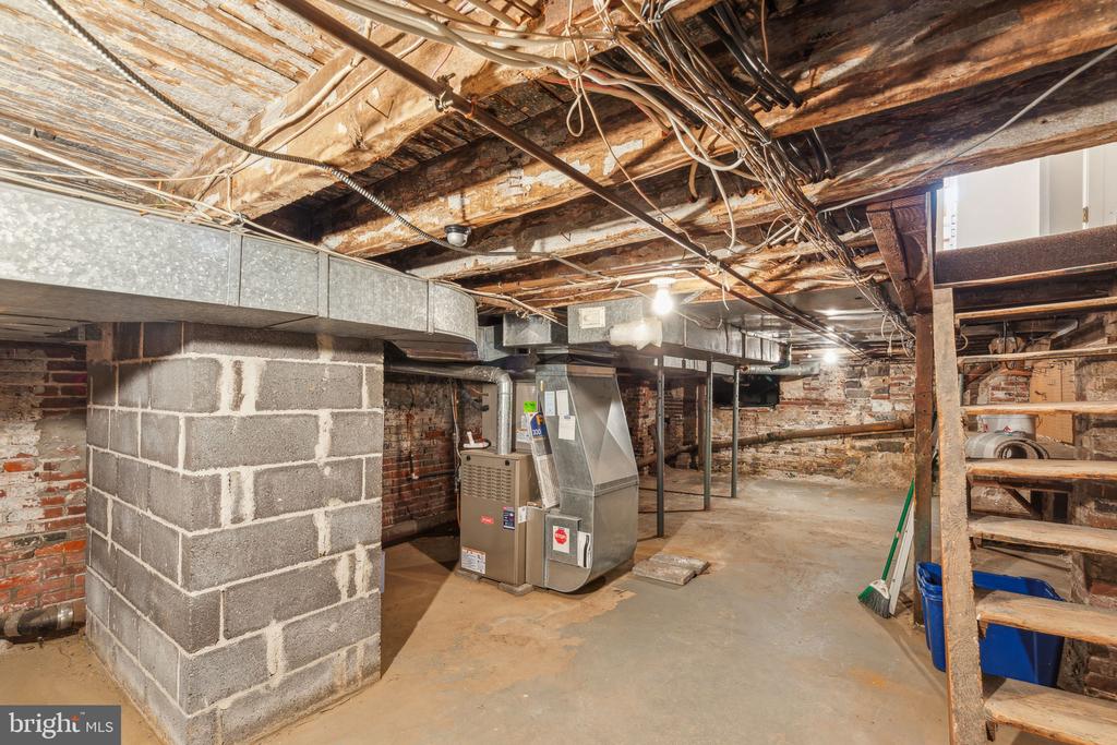 331 S 6TH STREET