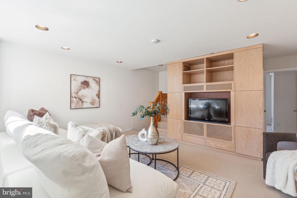 331 S 6TH STREET