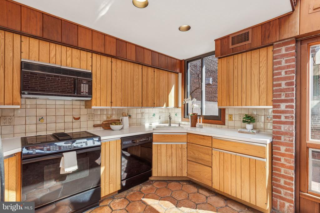 331 S 6TH STREET