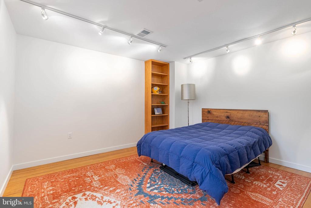 911 BONAPARTE COURT