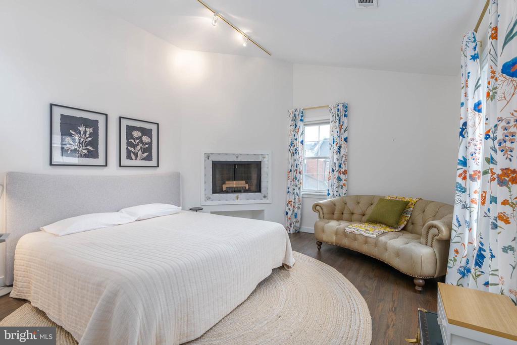 911 BONAPARTE COURT