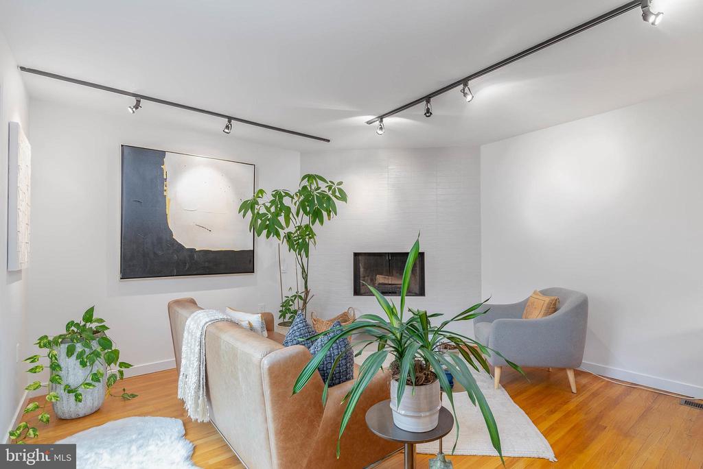 911 BONAPARTE COURT