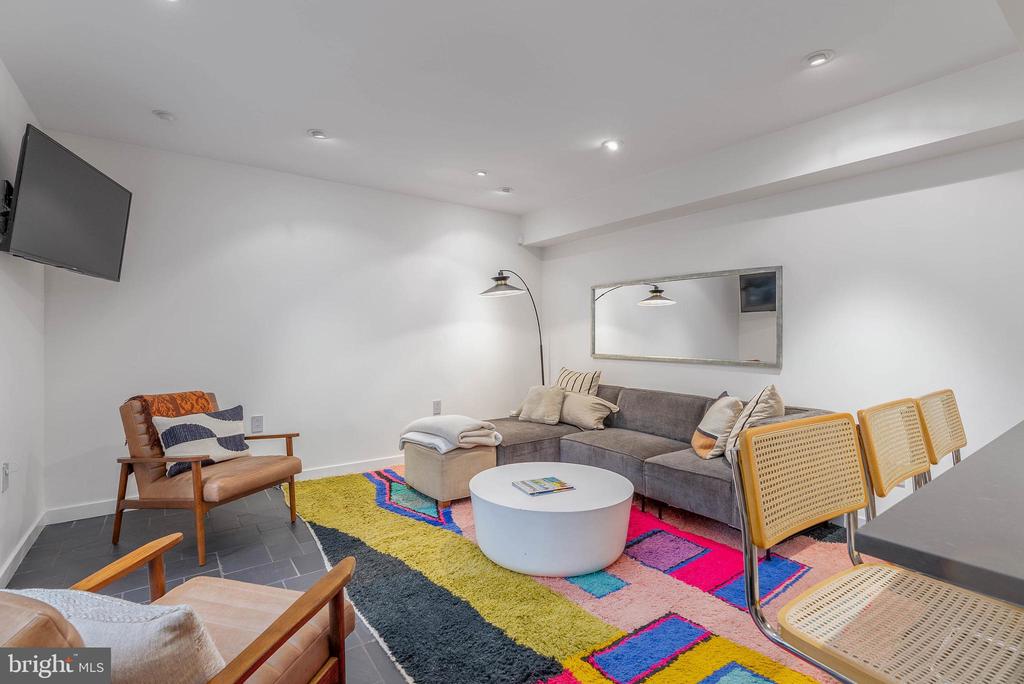 911 BONAPARTE COURT