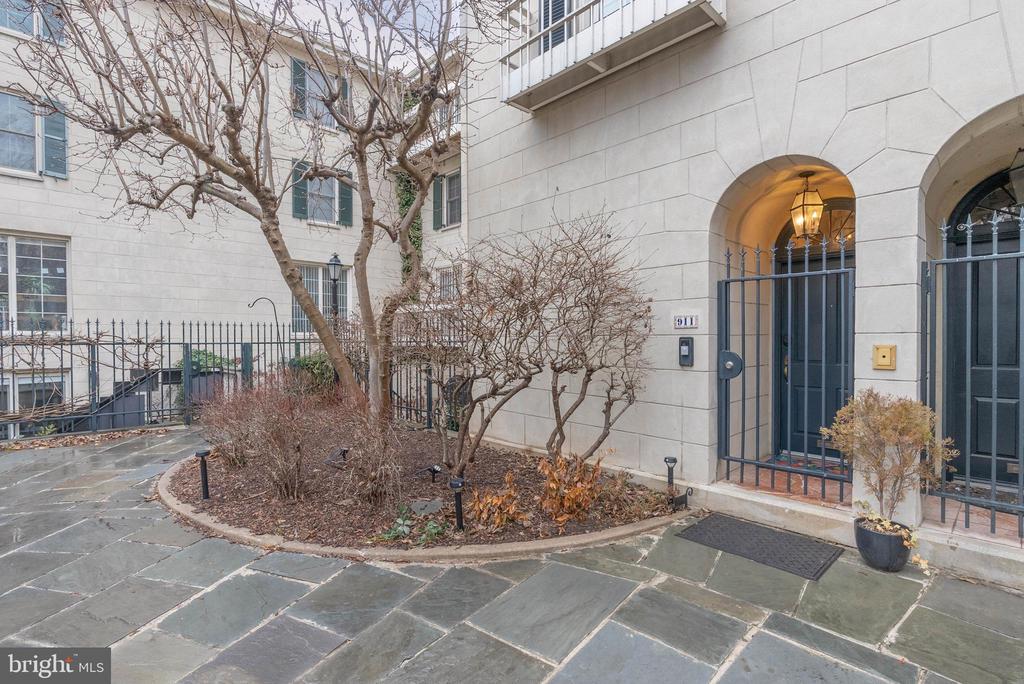 911 BONAPARTE COURT