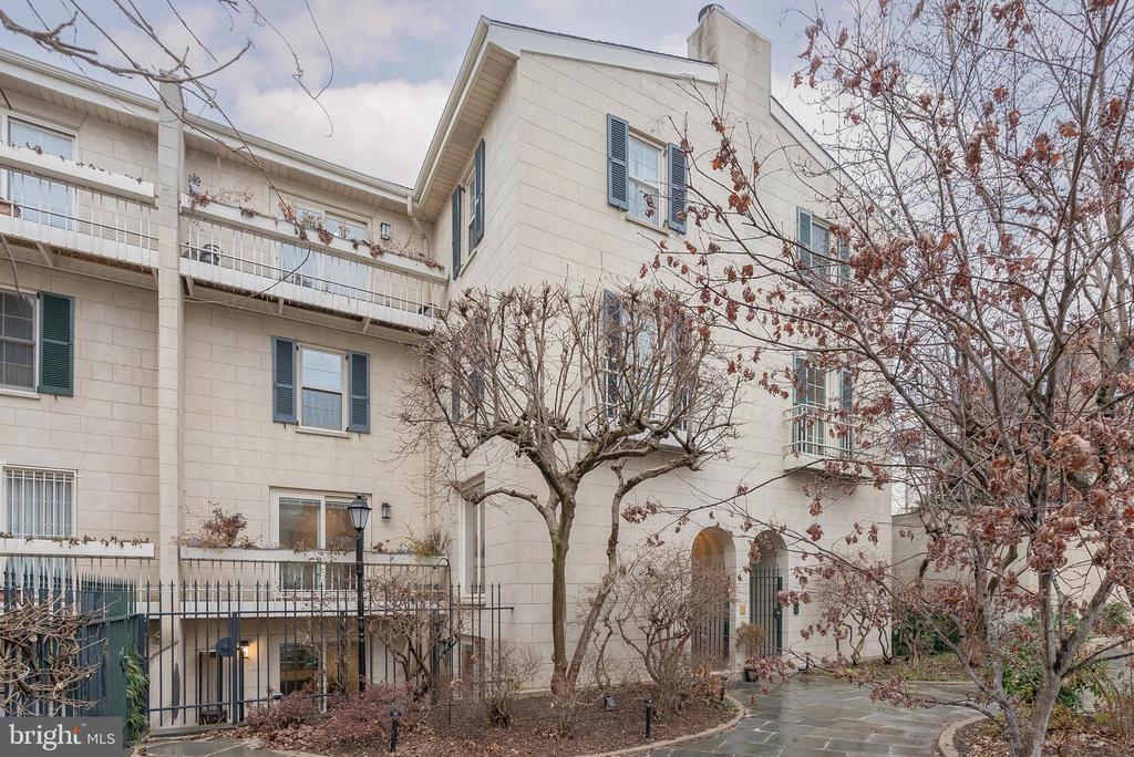 911 BONAPARTE COURT