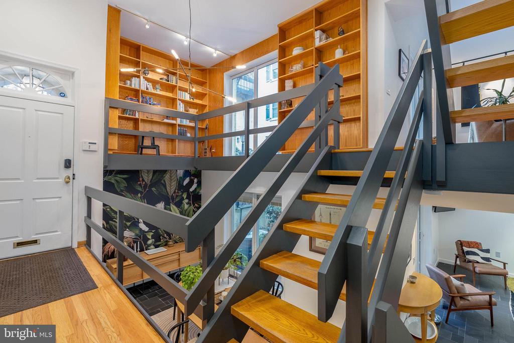 911 BONAPARTE COURT