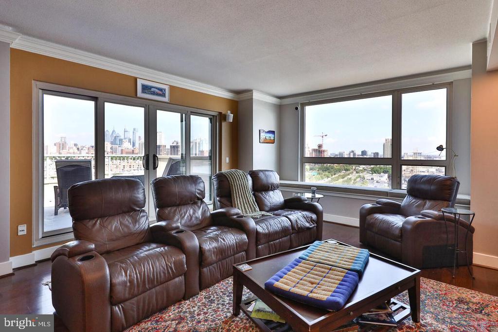 717 S COLUMBUS BOULEVARD 1201