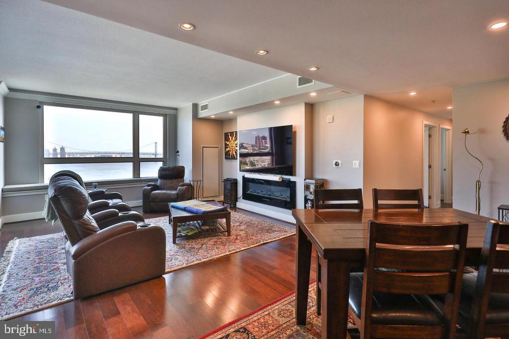 717 S COLUMBUS BOULEVARD 1201