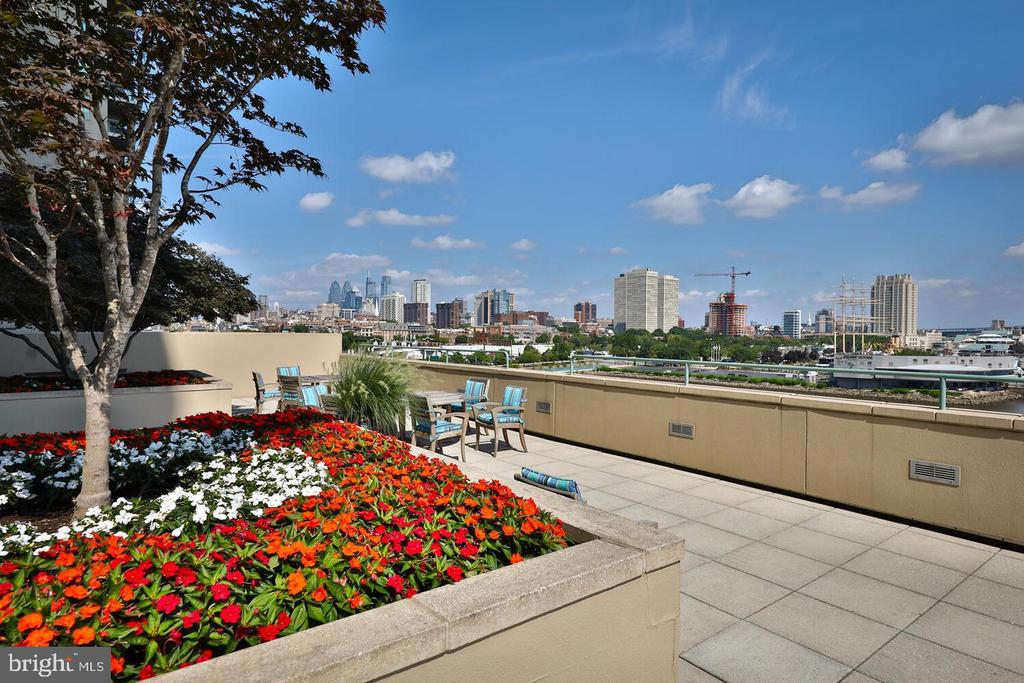 717 S COLUMBUS BOULEVARD 1201