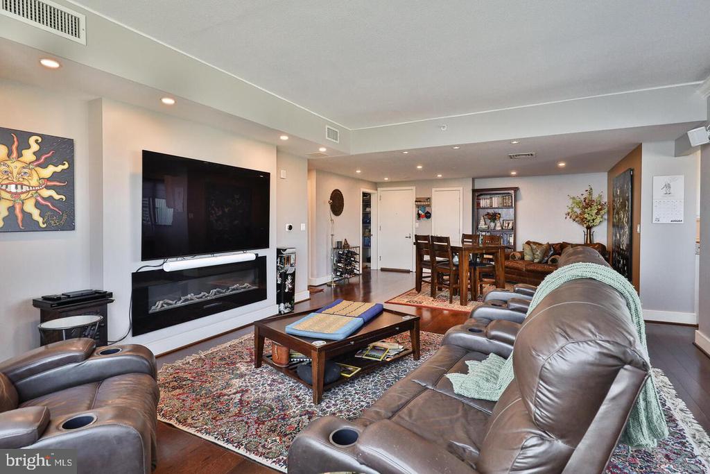 717 S COLUMBUS BOULEVARD 1201