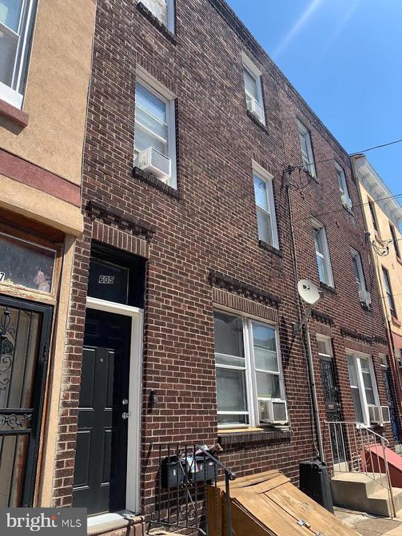 605 DICKINSON STREET