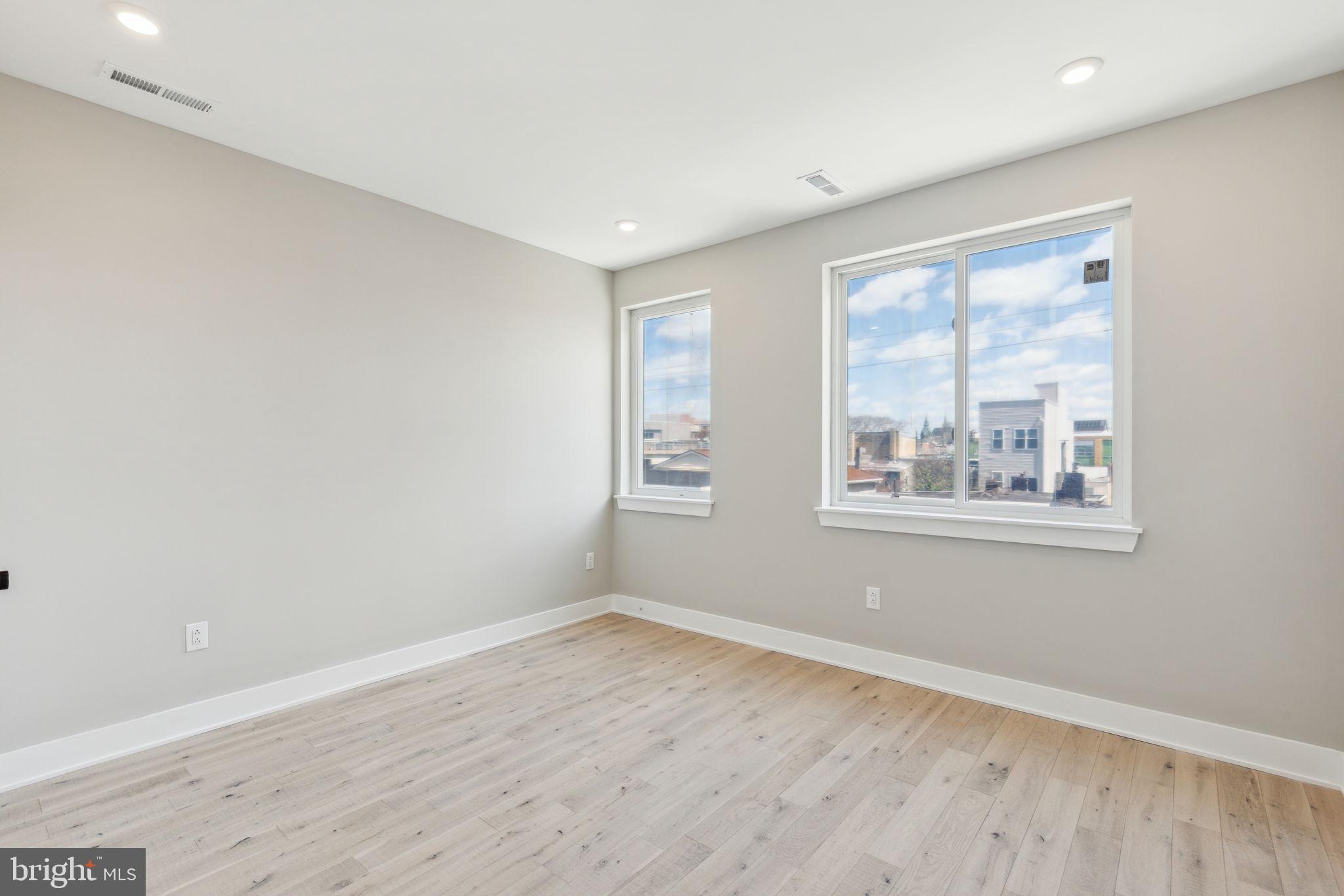 1808 E HAGERT STREET 3