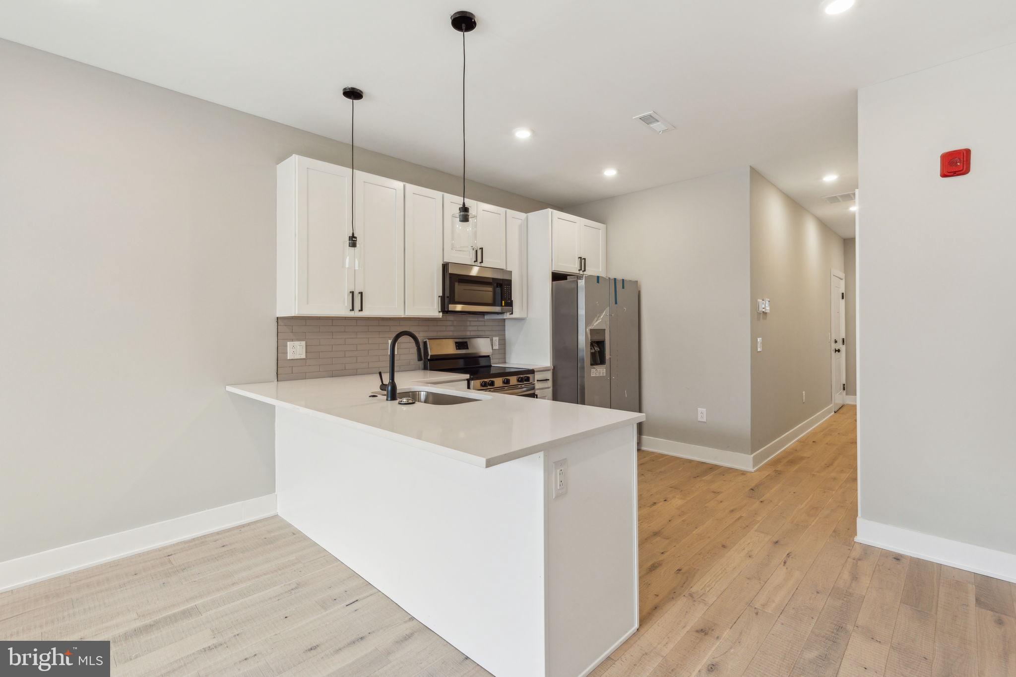 1808 E HAGERT STREET 3